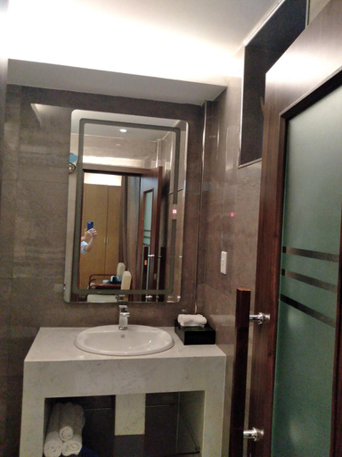 Bathroom 3, Holiday Hotel, Hải An