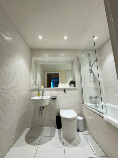 Others 2, Contemporary 2BD Flat W/balcony Canary Wharf!, London