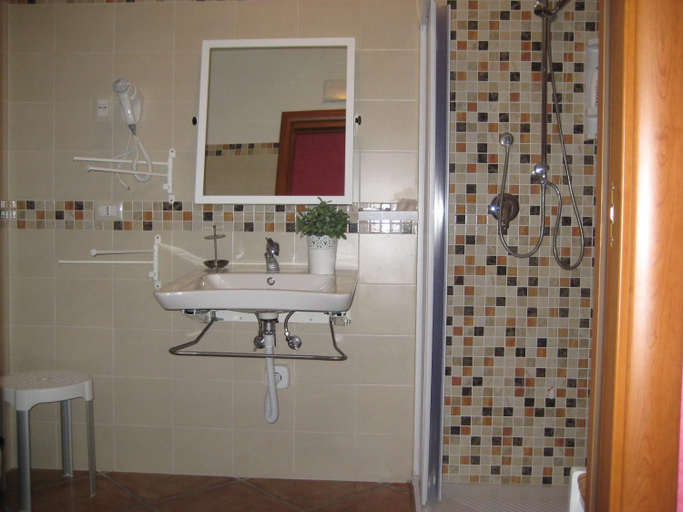 Bathroom 2, Oasi del Lago, Enna
