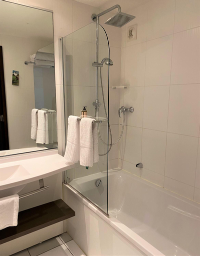 Bathroom 12