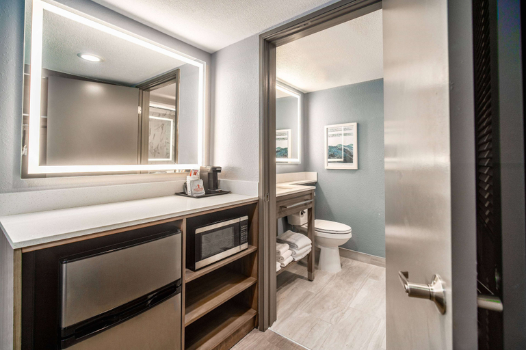 Bathroom 5, La Quinta Inn & Suites by Wyndham Cocoa Beach Oceanfront, Brevard