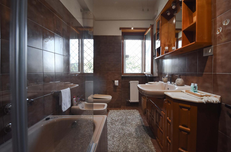 Bathroom 2, Brand new furniture, minimalist design, Roma