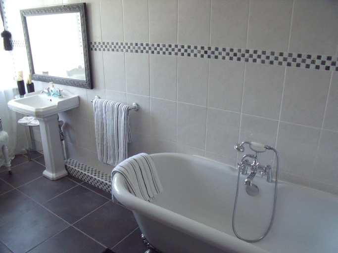 Bathroom 2, The Globe Inn Chagford, Devon