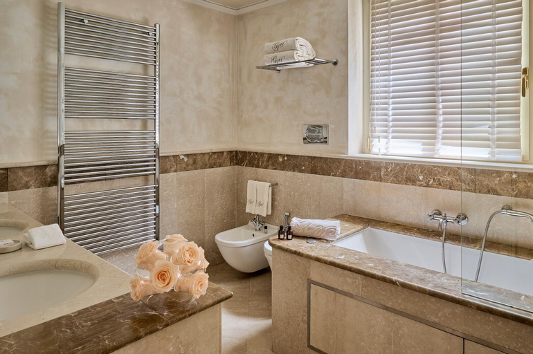 Bathroom 12