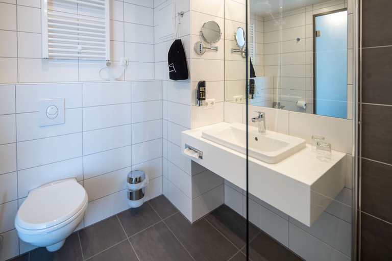 Bathroom 5, Hotel Schlossberg Wehingen, Tuttlingen