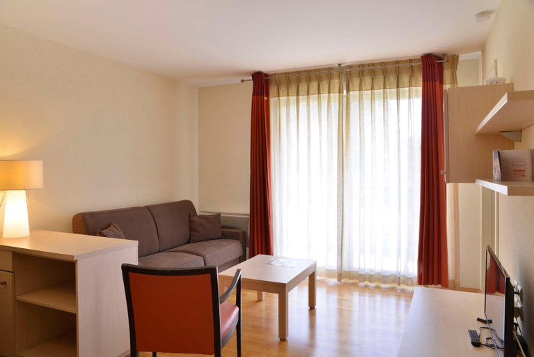 Bedroom 4, Best of Both, Ain