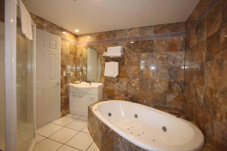 Bathroom 2, Breakers Motel, Thames-Coromandel