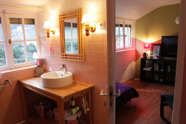 Bathroom 1, La Maison de Jeanne, Pyrénées-Atlantiques