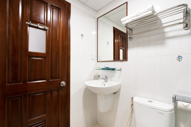 Bathroom 4, Hoang Hoang Hotel, District 1