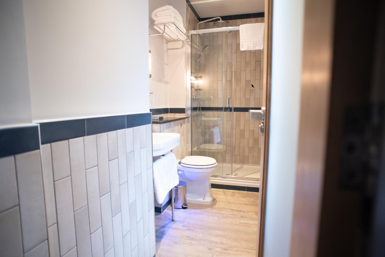 Bathroom 4, Blackbird, London