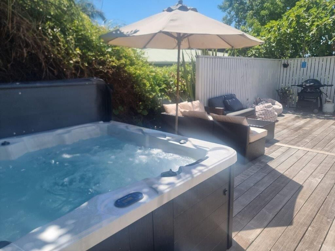 Sport & Beauty, Tiri Cottage - Seaviews in Oneroa, Auckland