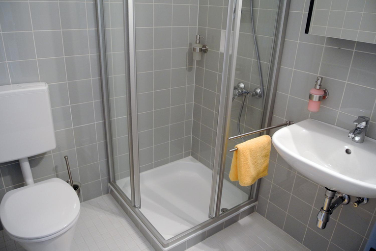 Bathroom 2, Fruhstuckspension Paradiesgartl, Amstetten