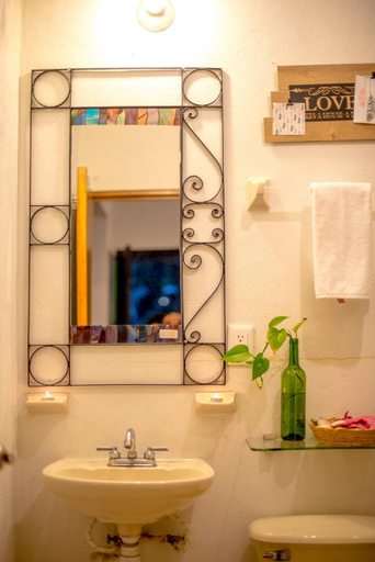 Bathroom 1, Htl & Villas Comala, alberca , parking, centricas, Petfriendly, Comala