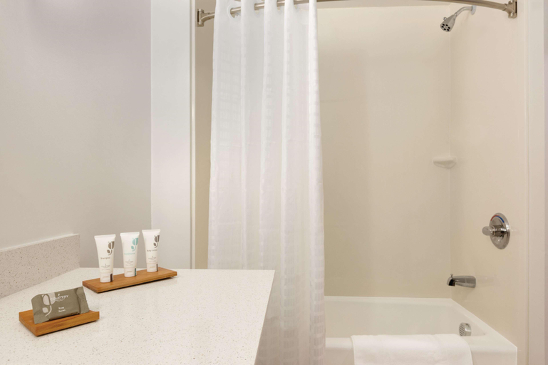 Bathroom, Country Inn Suites Manteno Il, Kankakee