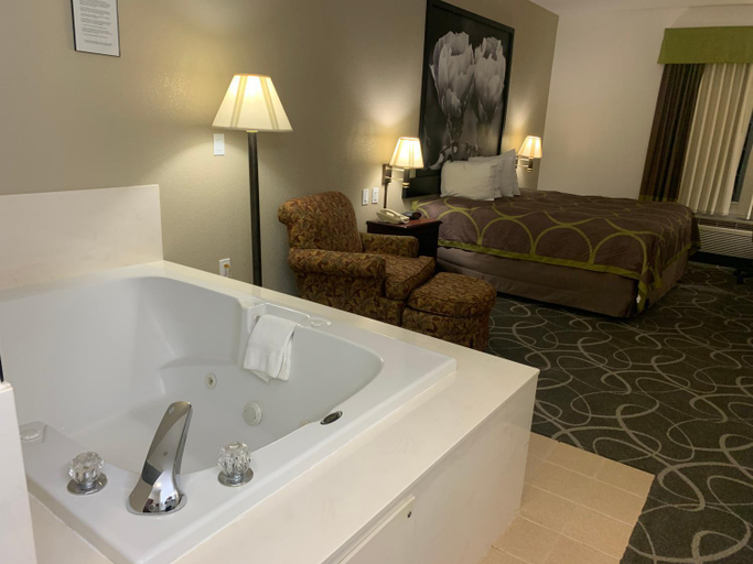 Bathroom 4, Super 8 by Wyndham Hillsboro TX, Hill