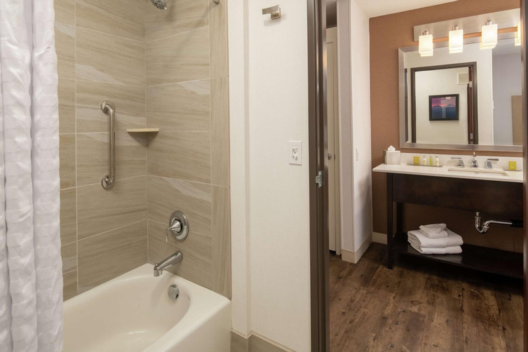Bedroom 4, DoubleTree by Hilton Portland Tigard, Washington