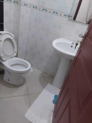 Bathroom, Lux Suites Sunset Holiday Apartments, Kisauni