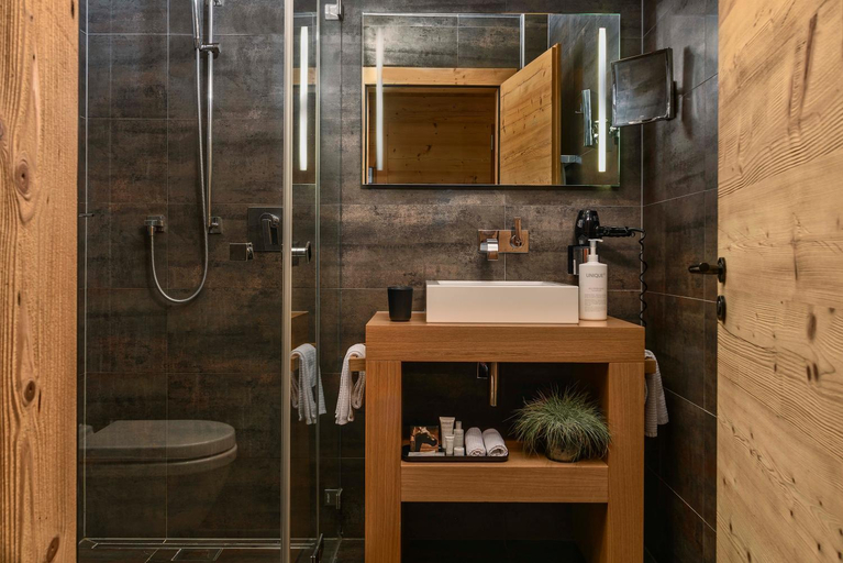Bathroom 4, Unique Hotel Post, Visp