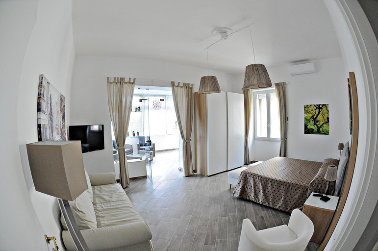 Others 4, Maison Lumière, Salerno