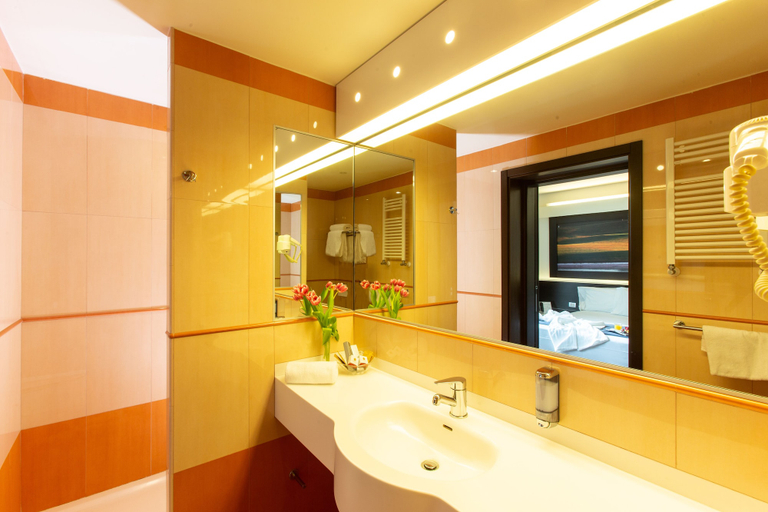 Bathroom 5, DoubleTree by Hilton Milan Malpensa Solbiate Olona, Varese