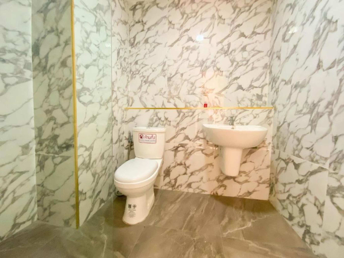 Bathroom 5, Goldsmith Bangkok Residence, Chatuchak