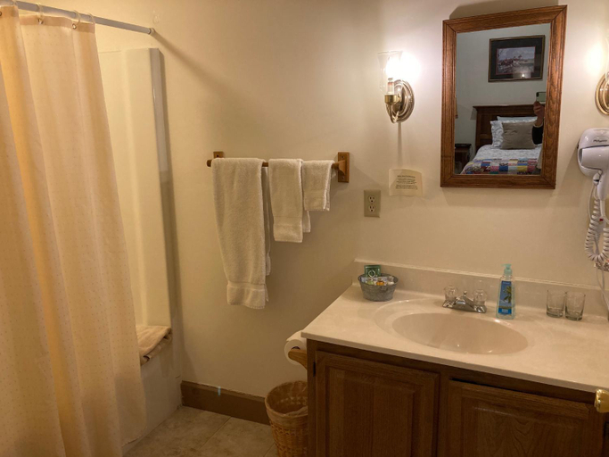 Bathroom 3, Oak Valley Inn and Suites, Livingston