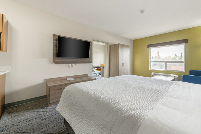 Bedroom 4, Holiday Inn Express & Suites EDMONTON SOUTH by IHG, Division No. 11