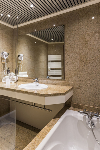 Bathroom 3, Hôtel Spa du Béryl - Casino JOA de St Brévin l'Océan, Loire-Atlantique