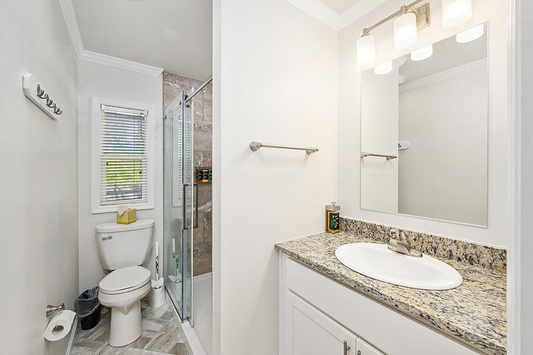 Bathroom 3, Blufin Bungalows & Marina, Accomack