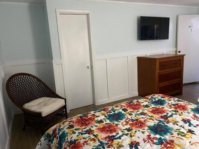 Bedroom 5, The Palms Motel, Ashtabula