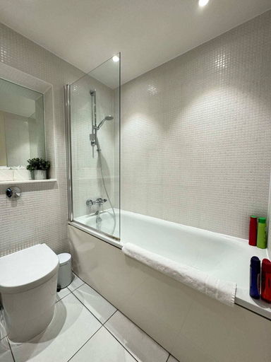 Others 3, Contemporary 2BD Flat W/balcony Canary Wharf!, London