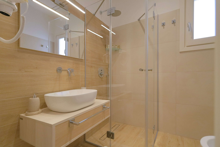 Bathroom 3, Stella del Capo, Trapani