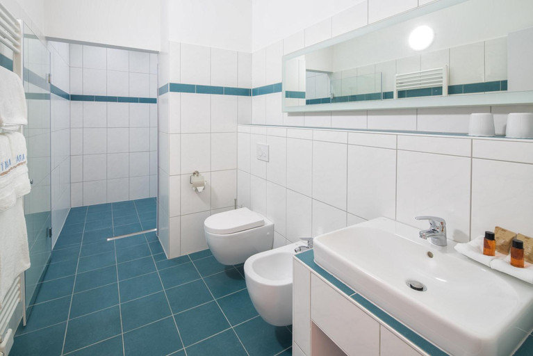 Bathroom 5, Taba Hotel, Steinburg