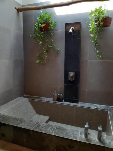 Bathroom 10