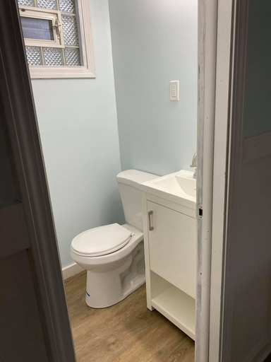 Bathroom 3, The Palms Motel, Ashtabula