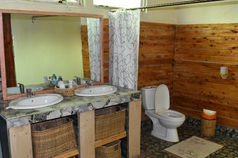 Bathroom 4, Orugano Bwindi Lodge, Kisoro