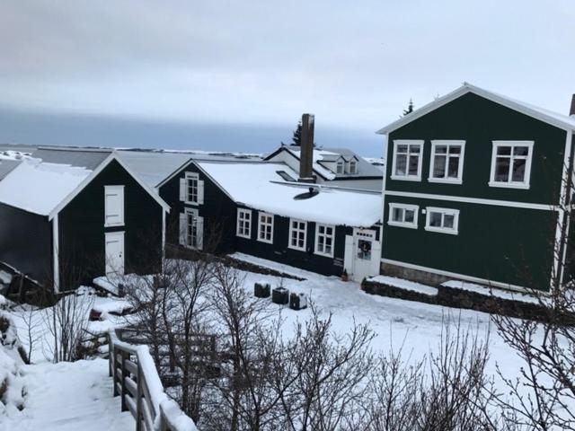 Exterior & Views