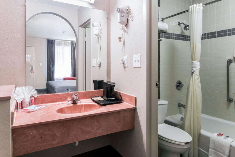 Bathroom 4, Econo Lodge Gainesville Downtown Area, Hall