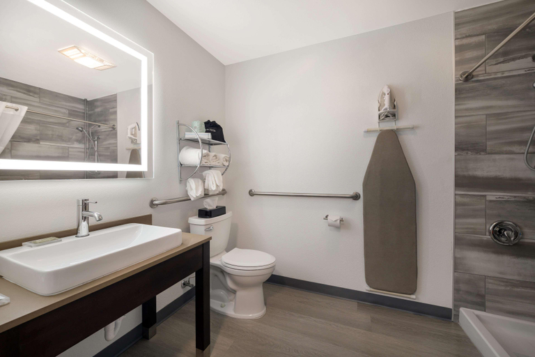 Bathroom 4, Country Inn & Suites Freeport, Stephenson