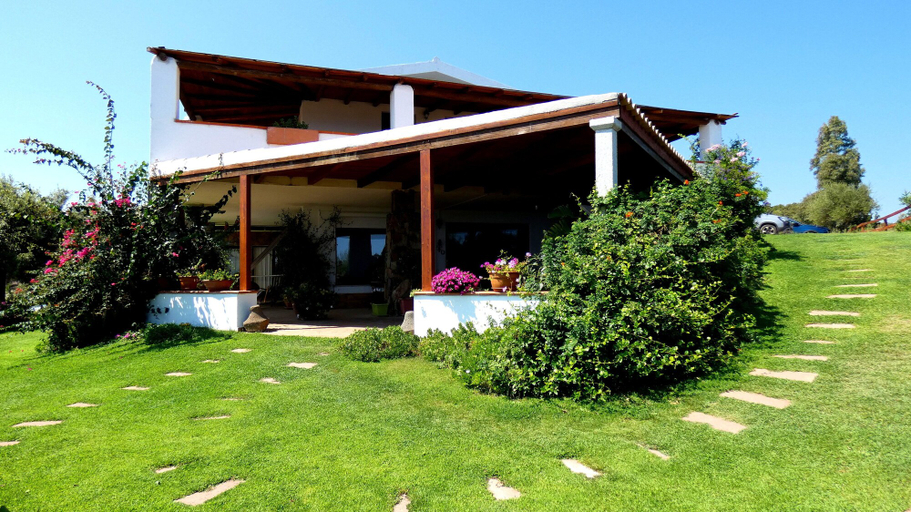 Exterior & Views 2, Comino Alto Agriturismo e Appartamenti, Nuoro