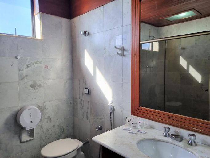 Bathroom 5, Lucape Palace Hotel, Barbacena