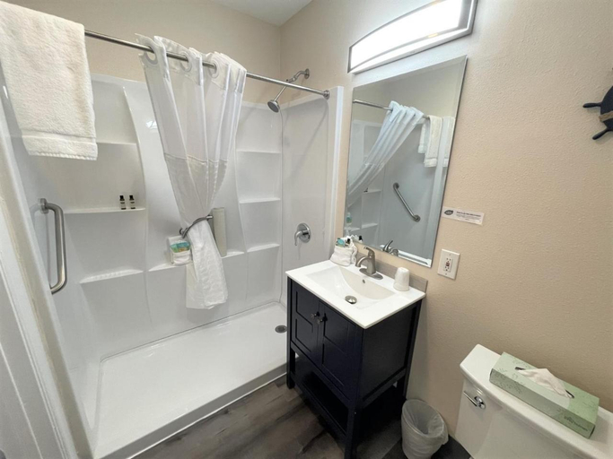 Bathroom 4, Coastal Inn & Suites, Pacific