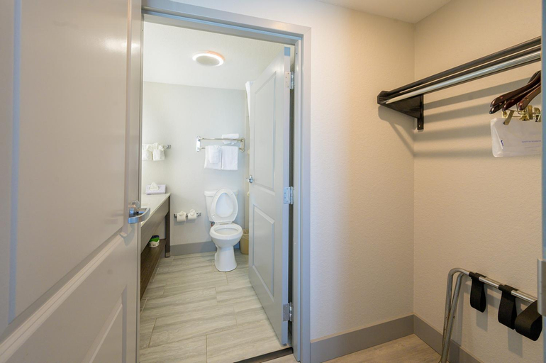 Bathroom 18