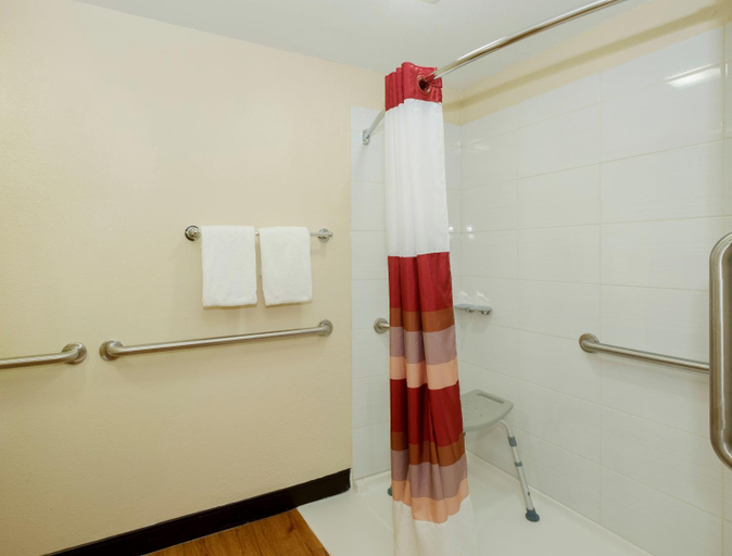 Bathroom 4, Red Roof PLUS+ Washington DC - Oxon Hill, Prince George's