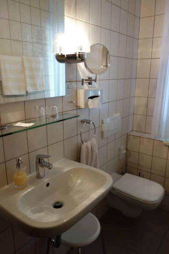 Bathroom 3, Hotel Bayerischer Hof, Tirschenreuth