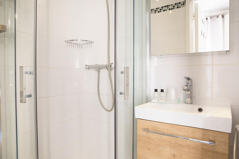 Bathroom 2, Hotel de l Horloge, Paris