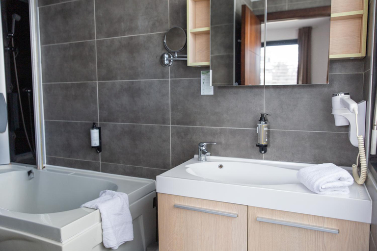 Bathroom 5, Zenitude Swiss Apparthotels, Ain