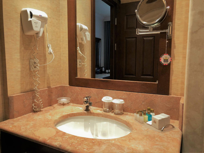 Bathroom 5, Hotel Intourist Palace Batumi, Batumi