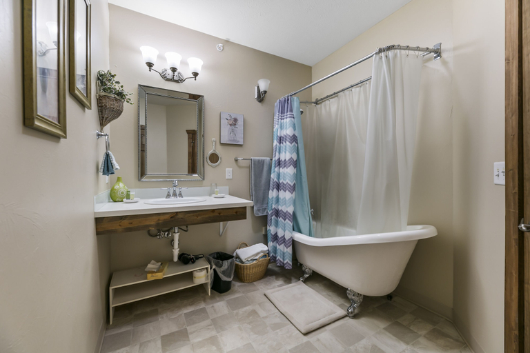 Bathroom 3, Twisters Bed and Breakfast, Platte