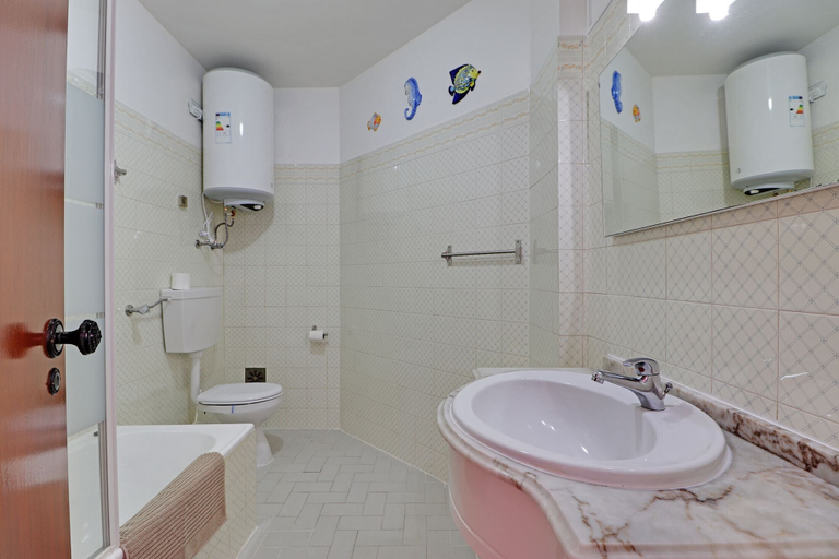 Bathroom, Albufeira Beach 1 by Homing, Albufeira
